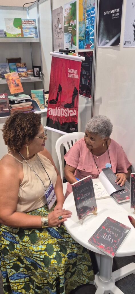 Sessção de autógrafos no stand da Orama Editora na Bienal de Salvador 2026